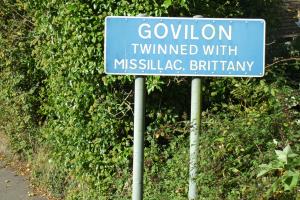 Welcome to Govilon sign